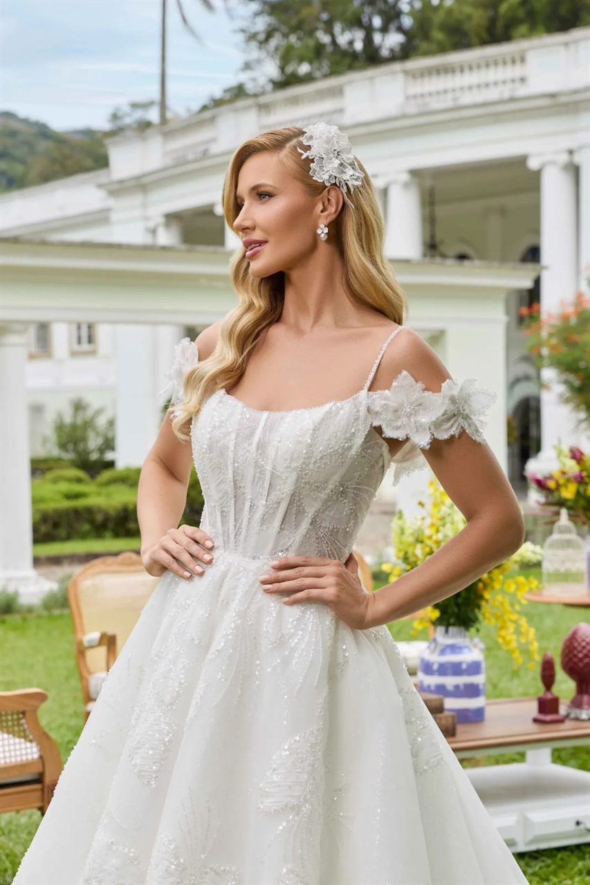Noiva em vestido bordado com flores no ombro