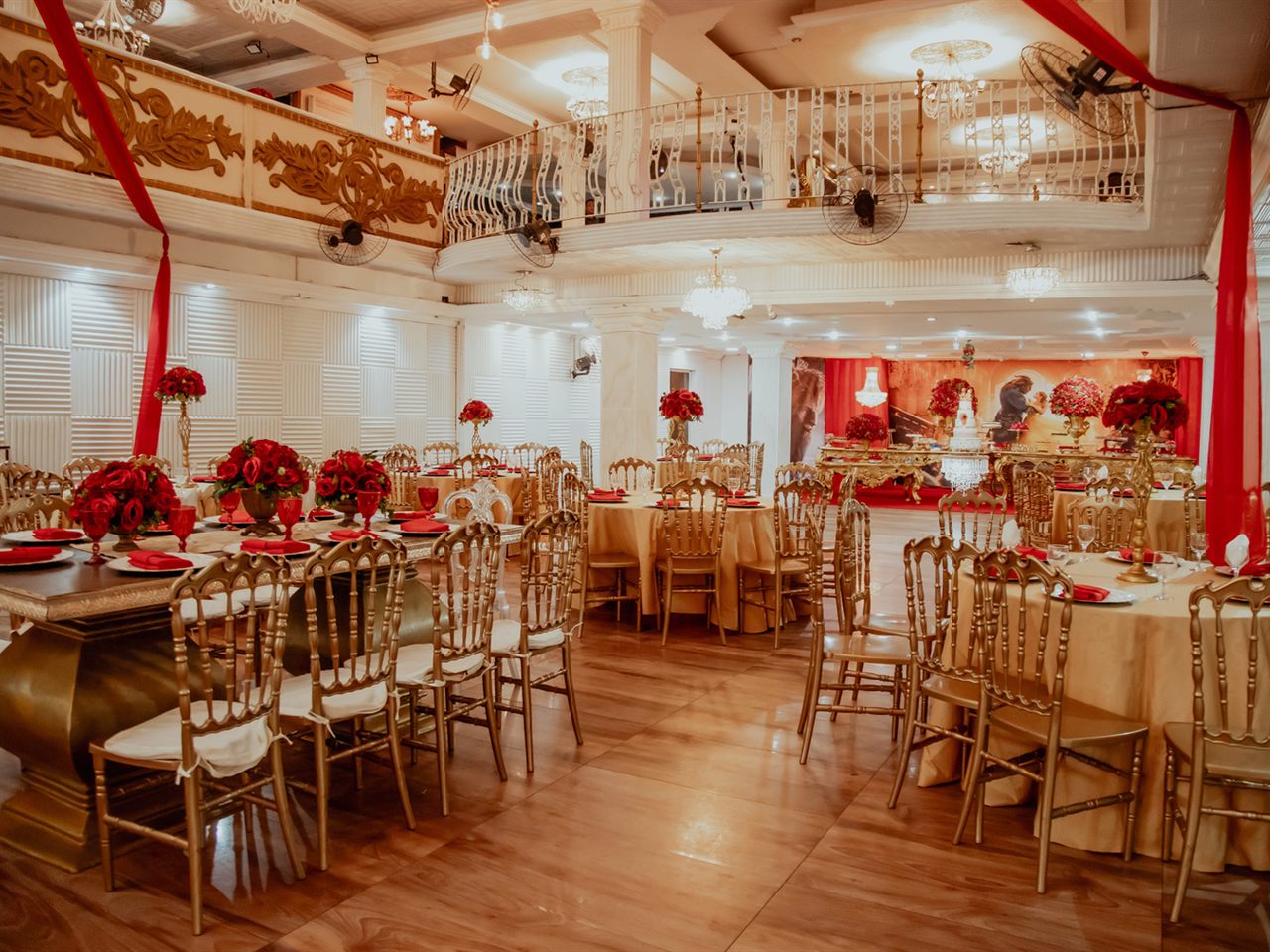 Salão do Palace Hall decorado em dourado e vermelho para uma festa